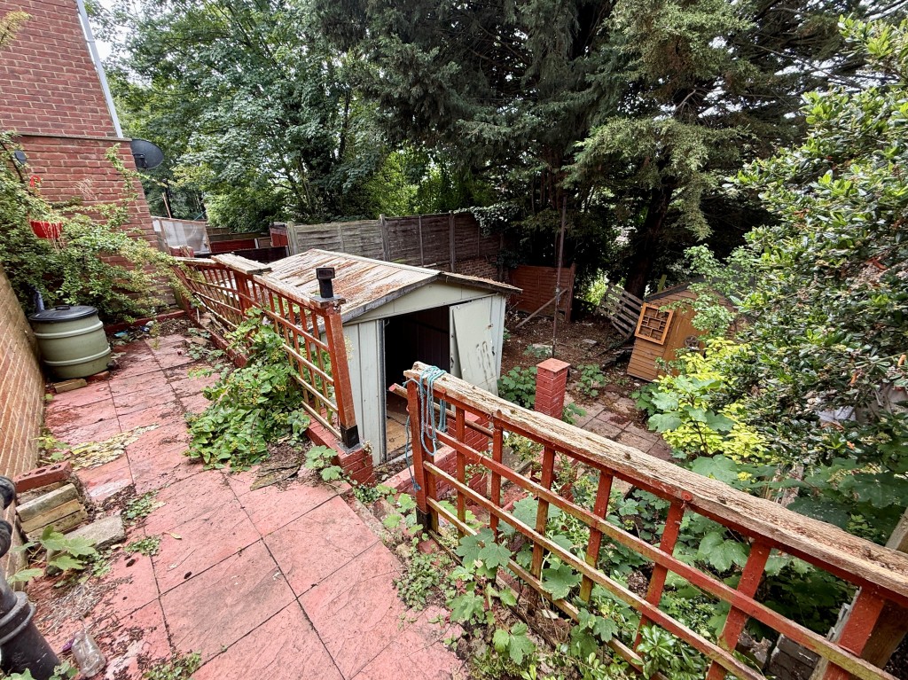 Lot: 79 - DETACHED BUNGALOW FOR IMPROVEMENT - Garden to rear